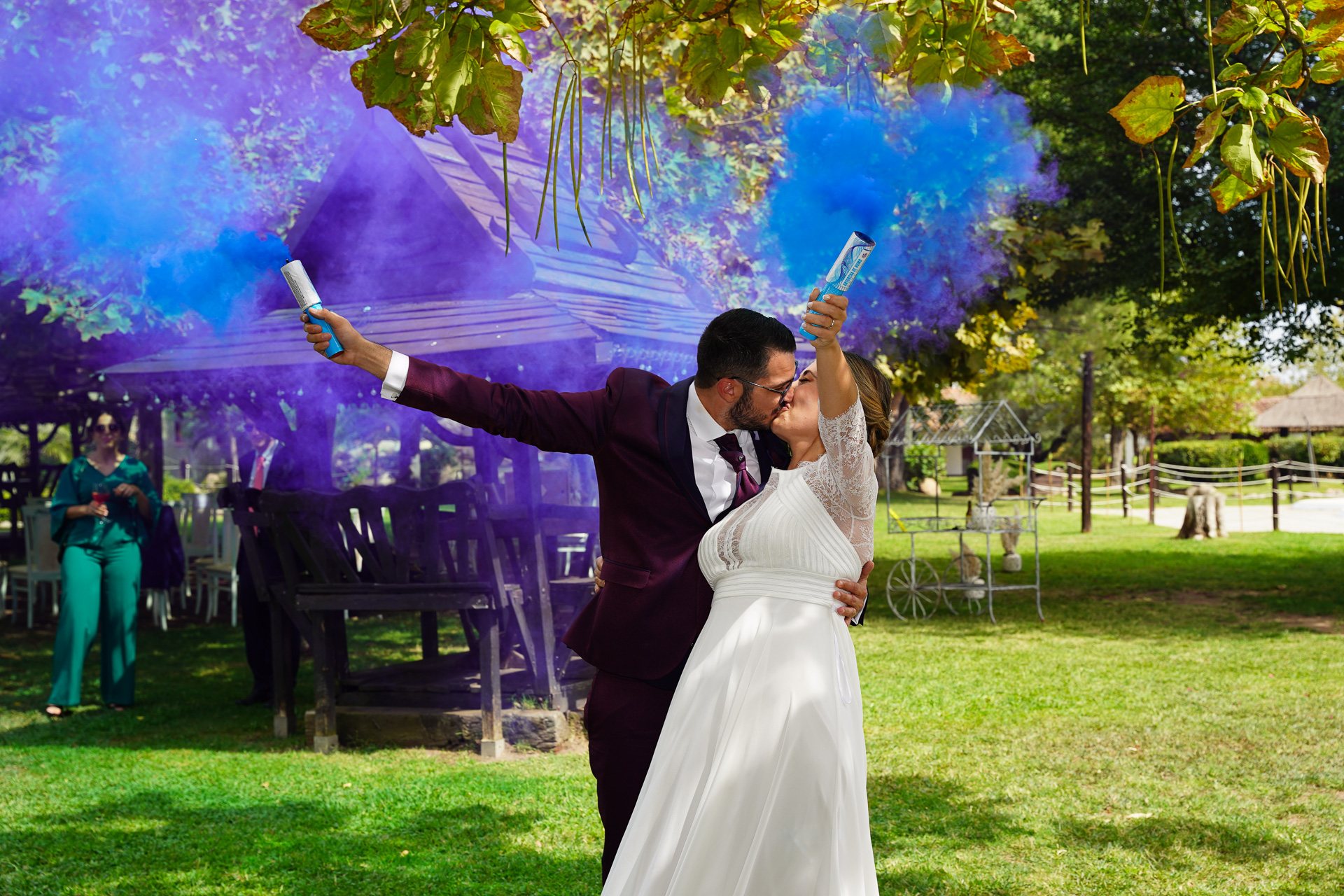Foto a sangre de fondo · pareja en exterior, luz de tarde
